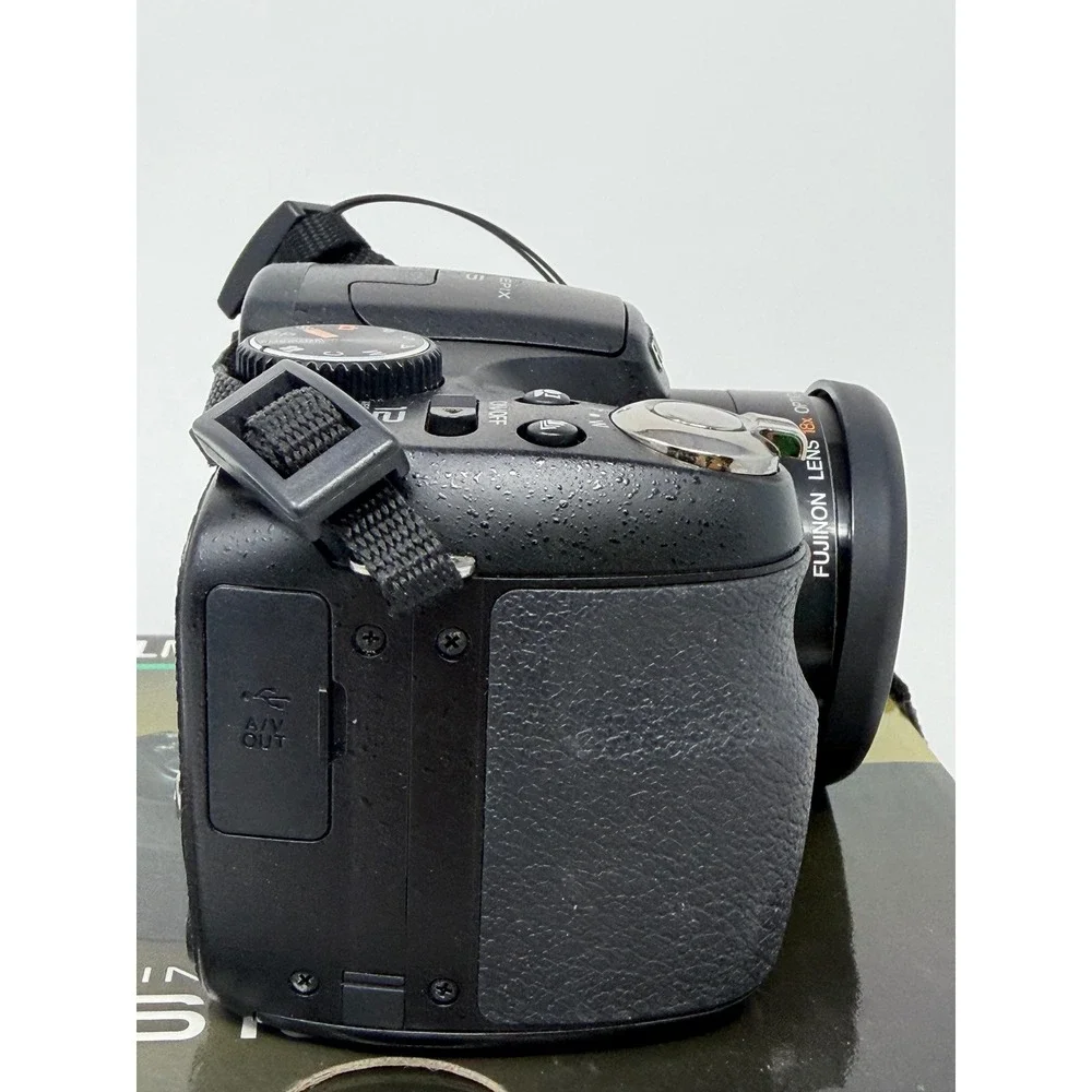 Fujifilm FinePix S1800 Digital Camera Black 12.2MP 18x Optical Zoom Bundle Box